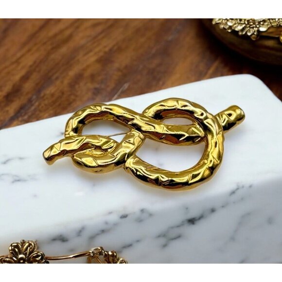 Vintage Gold Tone Textured Knot Brooch Pin Nautical Inspired Hammered Finish - Picture 1 of 7